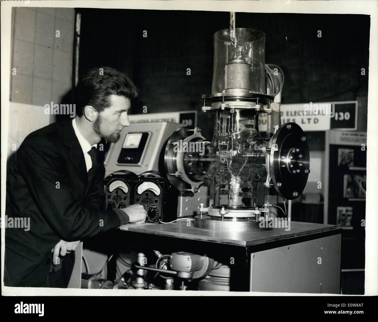 1. Januar 1962 - Ausstellung von der physikalischen Gesellschaft.: 1962 Jahresausstellung des Institute of Physics und der Physical Society - eröffnete heute Morgen in der Royal Horticultural Hall, Westminster Foto zeigt eine experimentelle Rakete Elektromotor zur Lageregelung Sat - Betrieb in einer Vakuumumgebung zusammen mit Mitteln zu verändern und seine Schubkraft Messen gezeigt - von Elliot Brother von London produziert. Stockfoto