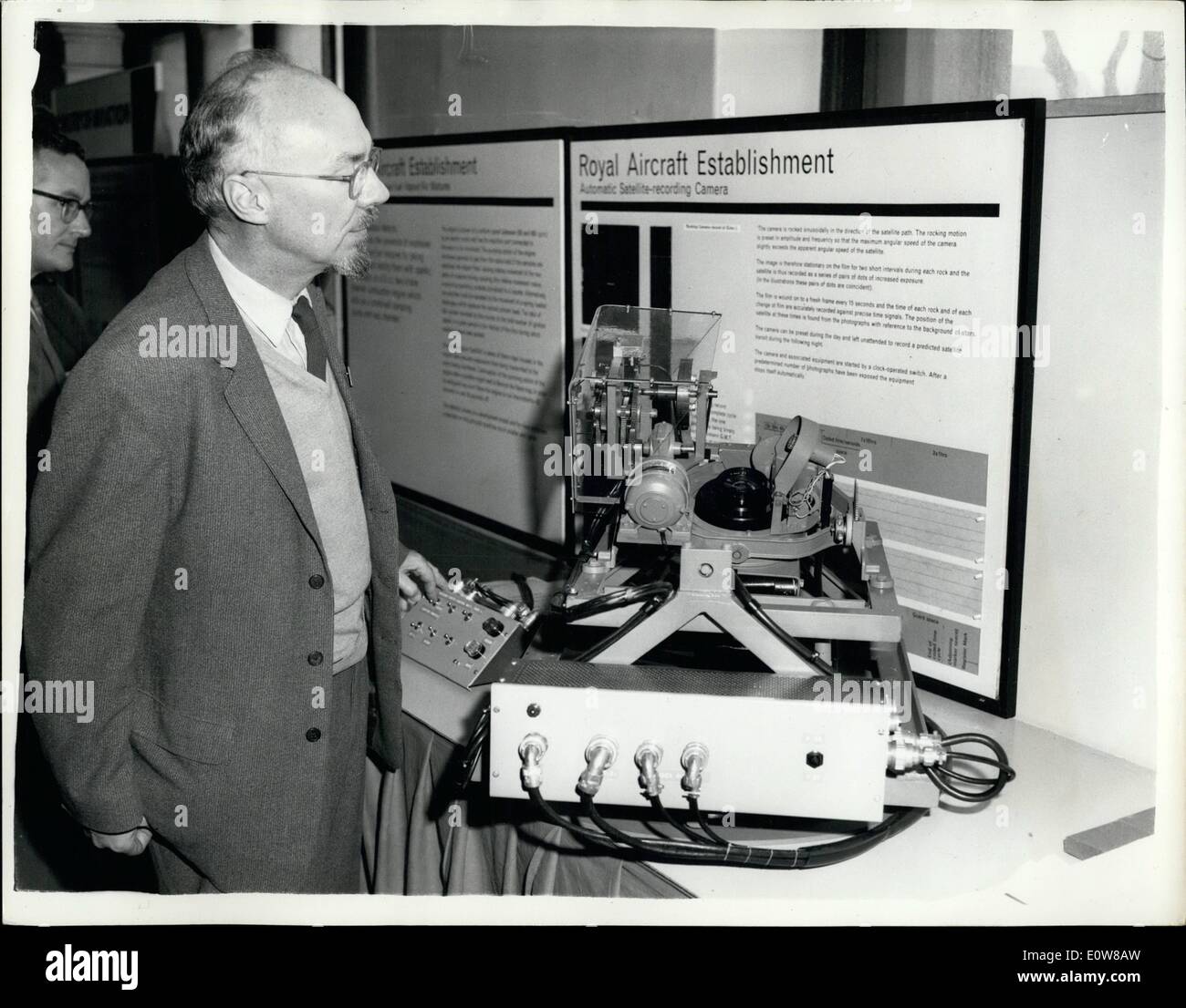 1. Januar 1962 - Ausstellung von der physikalischen Gesellschaft.: 1962 Jahresausstellung des Institut für Physik und physikalische Gesellschaft - heute Morgen in Royal Horticultural Hall, Westminster eröffnet. Foto zeigt, dass Herr P.B.N. Nuttall-Smith die automatische Sat-Aufnahme Kamera ausgestellt durch das Ministerium für Luftfahrt - auf der Messe heute Morgen funktioniert. Stockfoto