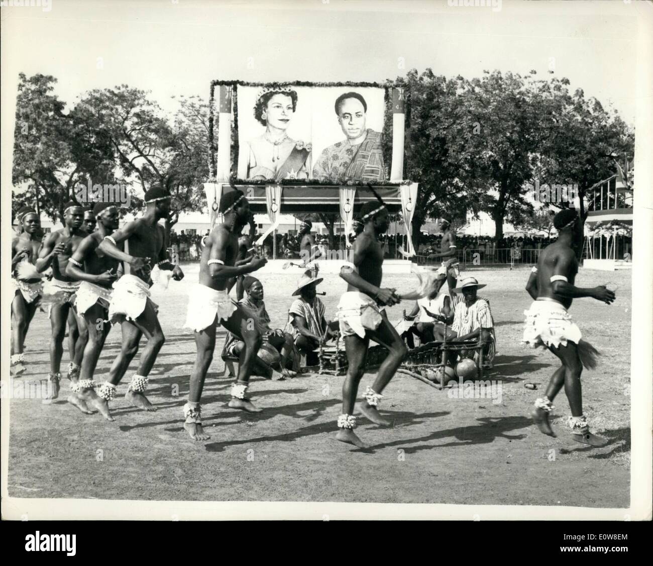 11. November 1961 - die Königin besucht Durbar die Königin besucht einen Durbar in Tamale während ihrer Tour von Ghana Anfang dieser Woche. Foto zeigt Eingeborenen Durchführung während der Durbar Gaint Porträts der Königin und Dr. Nkrumar kann im Hintergrund gesehen werden. Stockfoto