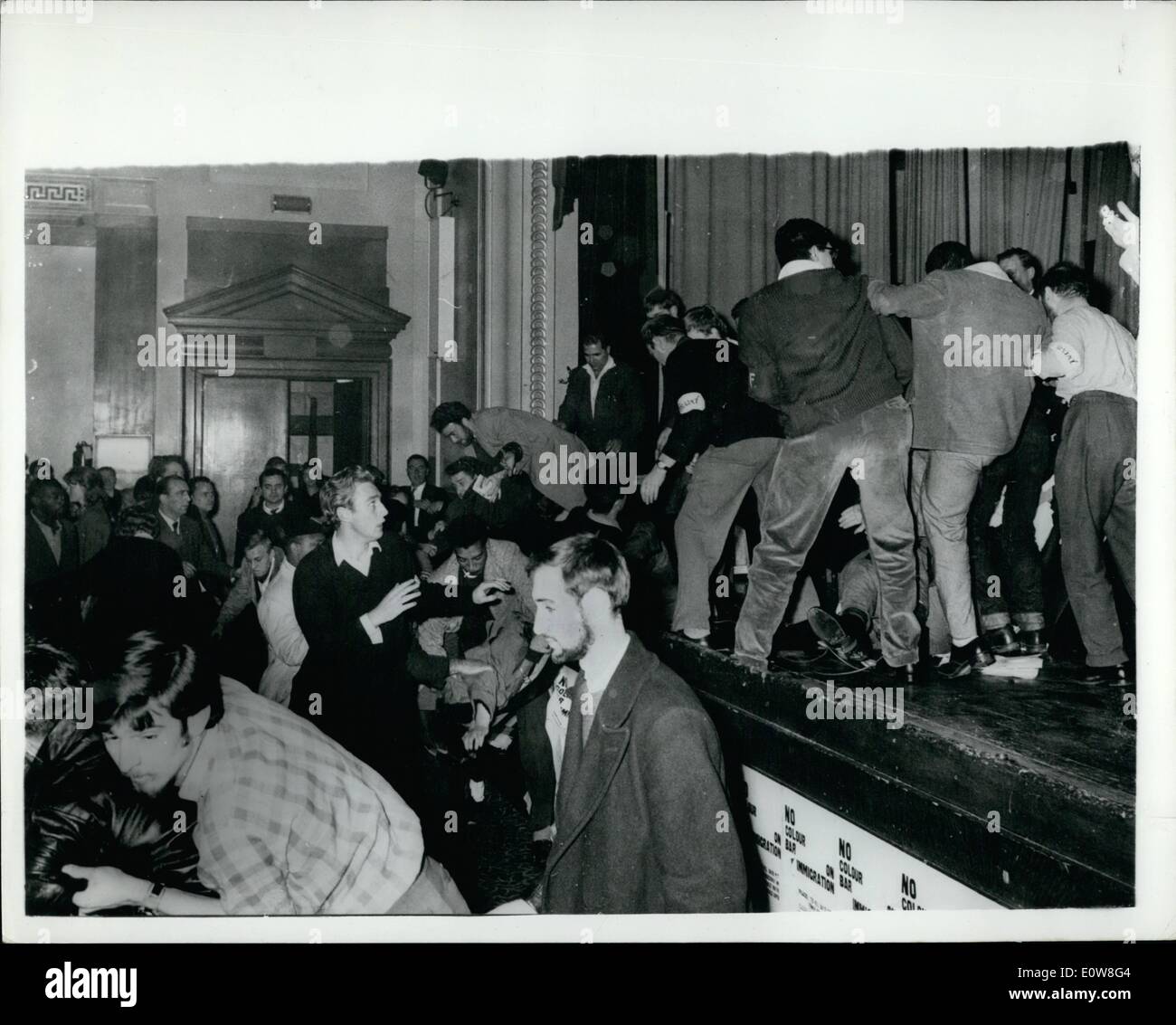 11. November 1961 - Rassenunruhen in St. Pancras Town Hall. "Halten Sie Großbritannien White''. Faschisten und Empire Loyalists randalierten in St. Pancras Town Hall gestern Abend während einer Sitzung aus Protest gegen Einwanderungsbeschränkungen genannt. Geschrei '' halten Britain White'' - sprang Männer auf der Plattform umkippen Tabellen und Mikrofone zu Boden schleuderte. Kämpfe brachen zwischen Zwischenrufer und Verwalter in der Halle. Foto zeigt allgemeine Ansichten, wie Demonstranten Kampf witch einander auf der Plattform und im Körper der Halle - in St. Pancras letzte Nacht. Stockfoto