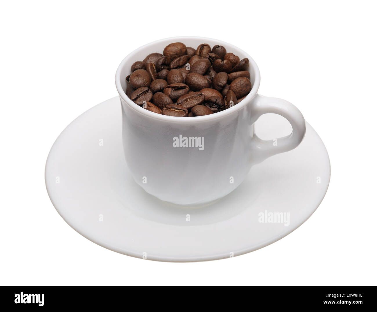 Weiße Tasse mit Kaffeekörner auf einem weißen Hintergrund isoliert Stockfoto