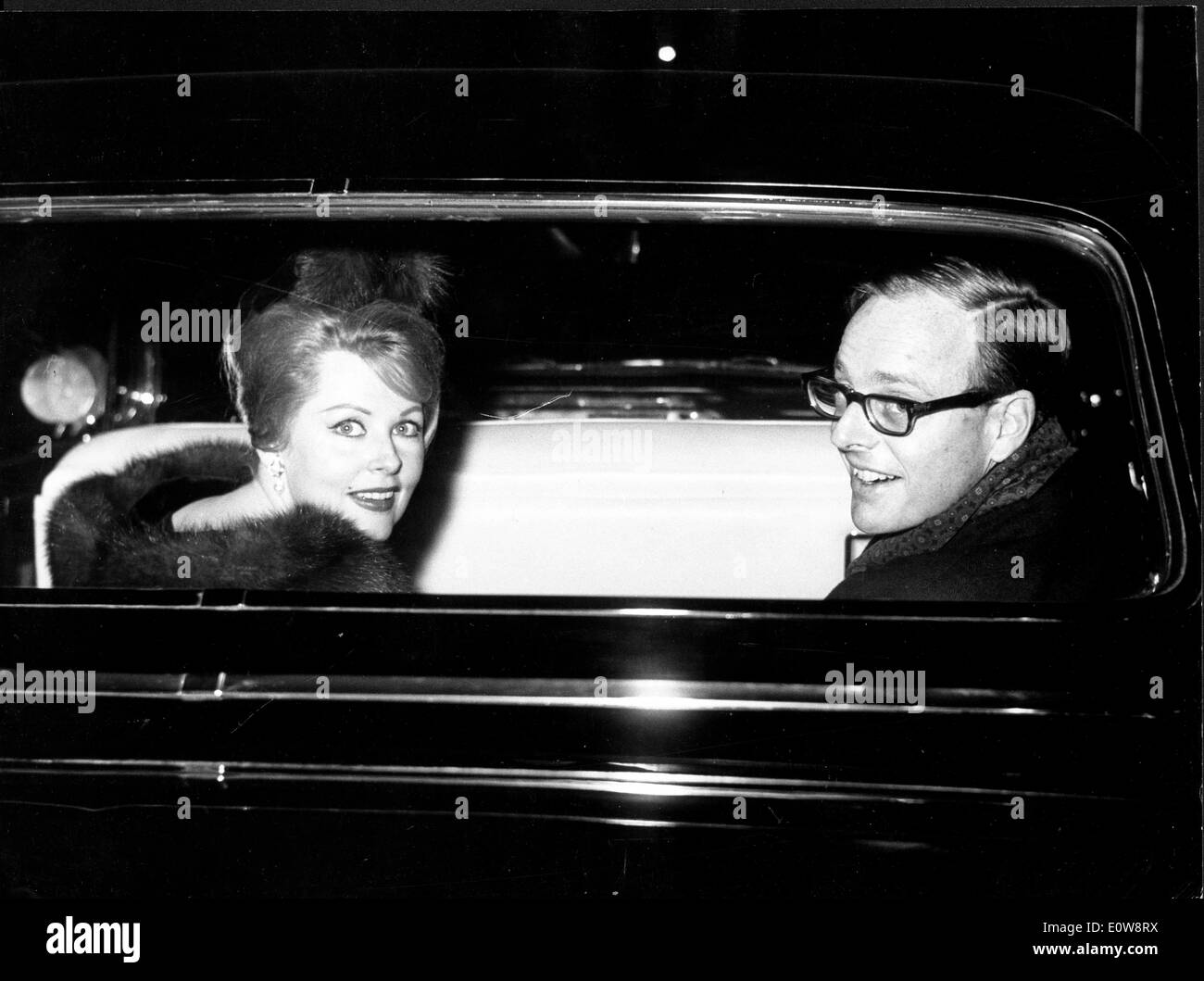 Schauspielerin Arlene Dahl im Auto mit Ehemann Chris Holmes Stockfoto