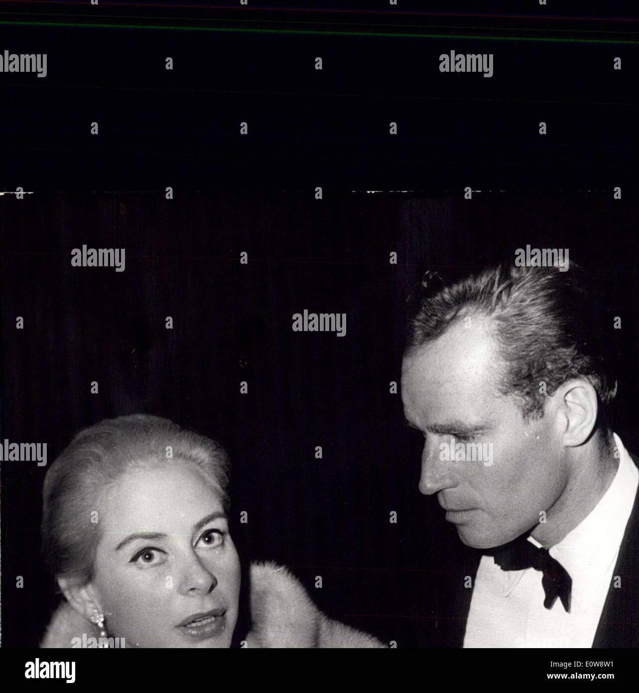 9. Dezember 1961 - Charlton Heston in Paris Premiere der '' El Cid''. Charlton Heston und seine Frau besuchte Paris Premiere '' EL CID'' gestern Abend. (Charlton Heston Co-Stars mit Sophia Loren in dem Film). OPS: Charlton Heston im Bild mit seiner Frau (rechts) und Genevieve Seite (wer imitiert eine spanische Prinzessin in "El Cid" Stockfoto