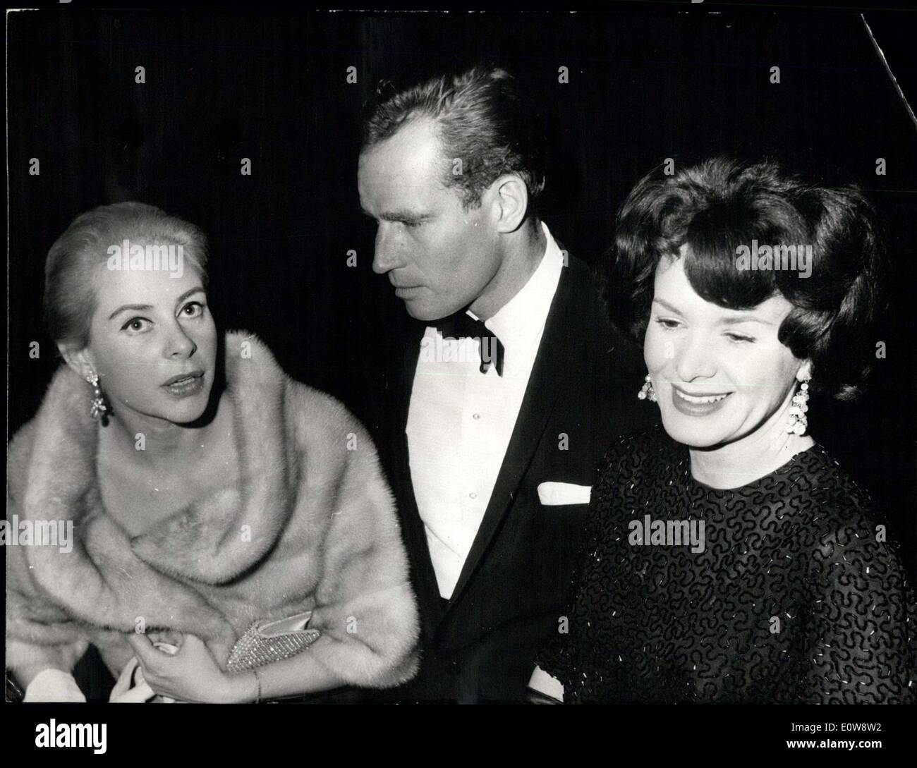 9. Dezember 1961 - Charlton Heston bei Paris Premiere der '' EL CID'': Charlton Heston und seine Frau besuchte Paris Premiere '' EL CID'' gestern Abend. (Charlton Heston Co-stars mit Sophia Loren in dem Film). Charlton Heston im Bild mit seiner Frau (rechts) und Genevieve Seite (wer imitiert eine spanische Prinzessin in '' EL CIE " Stockfoto