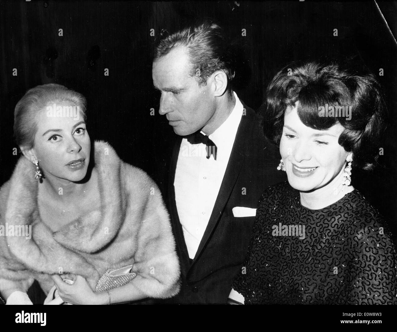 Charlton Heston mit seiner Frau Lydia und Schauspielerin Geneviève Page bei der Premiere von "El Cid" Stockfoto