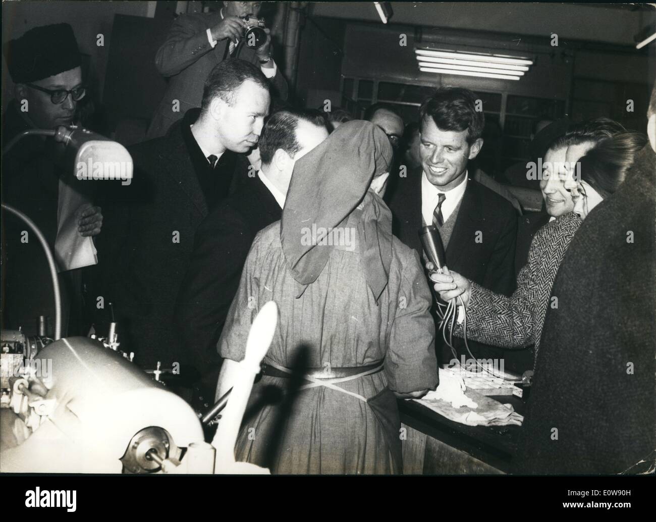 2. Februar 1962 - Kennedy in West-Berlin: Foto zeigt in der Fabrik Auer im Berliner Viertel Wedding Justizminister Robert F. Kennedy stecken mit einem Arbeiter. Stockfoto