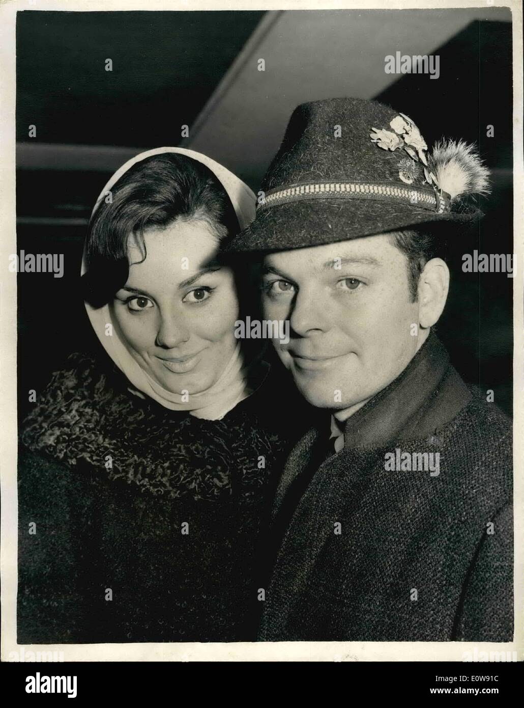 2. Februar 1962 - kommt Russ Tamblyn für königliche Filmschau. Schauspieler und Tänzer Russ Tamblyn und seine Frau, ehemalige Schauspielerin Elizabeth Kempton, kam an diesem Morgen am Flughafen London. Sie sind die Royal Film Performance von West Side Story in London am Montag zu besuchen. Foto zeigt: Das Paar am Flughafen bei der Ankunft. Stockfoto