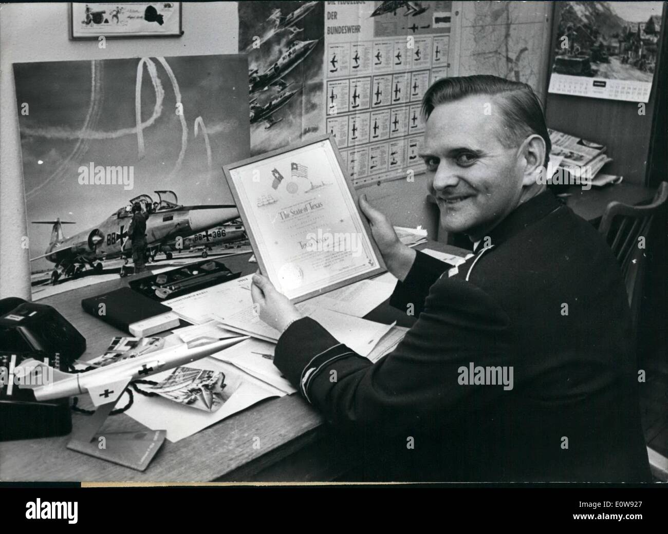 2. Februar 1962 - deutsche Kapitän: Admiral der zu Ehren von Texas.: der deutsche Kapitän Heins Schönfeld (38) wurde vom Gouverneur von Texas, Daniel Price, Admiral der Ehre und Oberst der "Armee der Rebellen '' nominiert, weil er bemerkenswerte besucht hat keine Journalisten von Texas während ihrer Reise durch Deutschland. Nominieren Sie mit seinem, Admiral der Ehre Kapitän Schönfeld die Zuständigkeit auch nach seiner Rente erwischte in eine home0craft der alten Soldaten in Texas wohnen. Das Foto zeigt den Admiral zu Ehren, Kapitän H. Schönfeld mit seinem Dokument aus der Gouverneur von Texas. Stockfoto