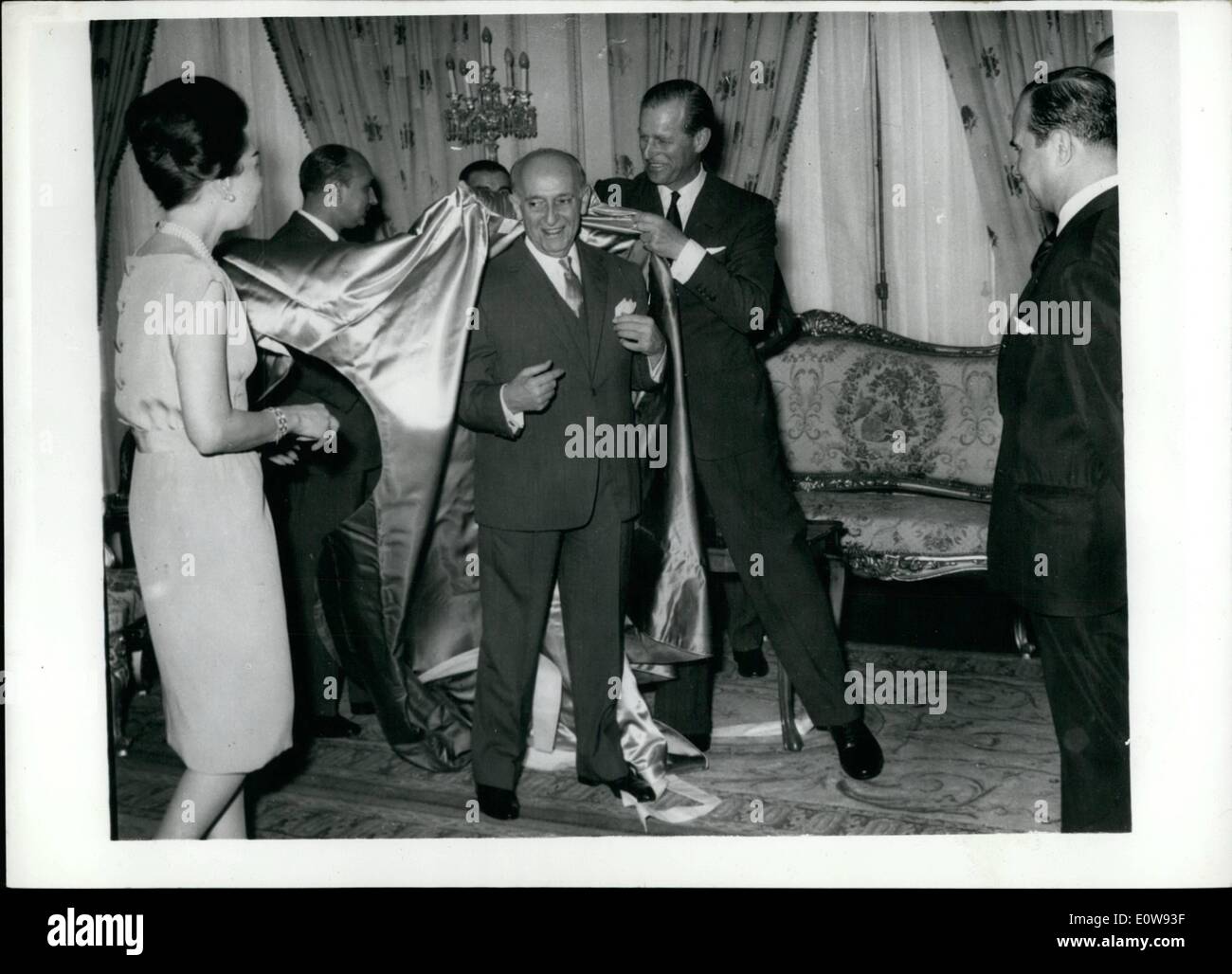 2. Februar 1962 - Duke of Edinburgh auf Besuch in Lateinamerika: H.R.H Prinz Philip Präsident Prado von Peru mit dem Großkreuz des Order of the British Empire - bei seinem Besuch in Lima, Peru präsentiert... Prinz Philip ist Großmeister des Ordens. Stockfoto