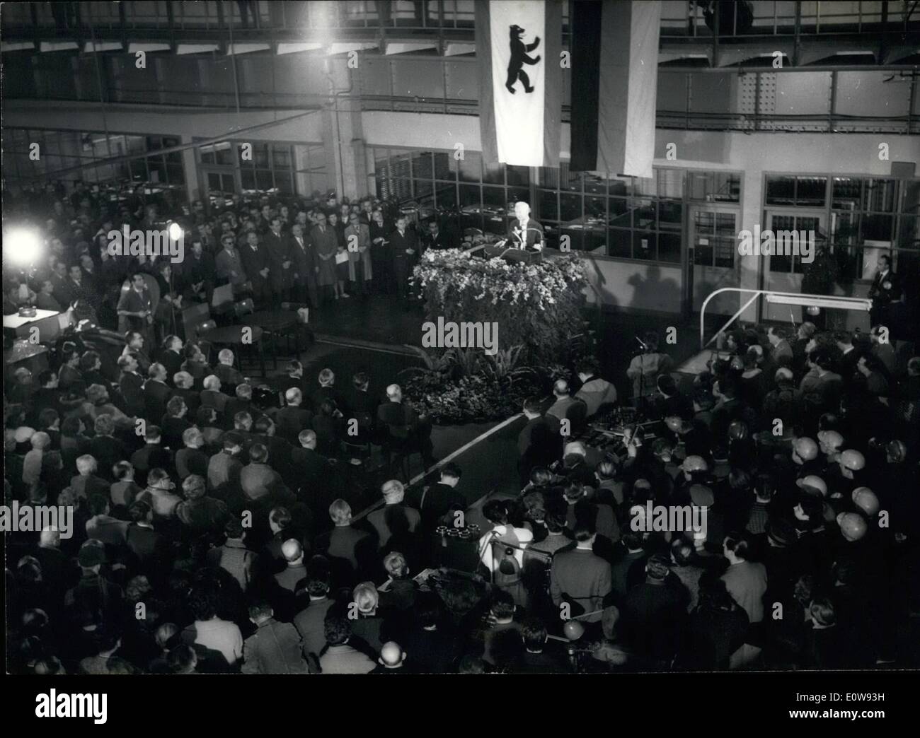 2. Februar 1962 - The Bundespraesident sprach an die Arbeiter der Borsig A.G. in West-Berlin: heute hat der Bundespraesident der Bundesrepublik Deutschland Dr. Heinrich Lübke an die Arbeiter der Borsig A.G. in Berlin-Tegel gesprochen. Bevor der Bundespraesident eine Inspektion durch die Fabrik gemacht hat. Foto zeigt, dass der Bundespraesident Dr. Heinrich Lübke redet für die Arbeitnehmer der Borsig A.G. in einer großen Fabrikhalle. Stockfoto