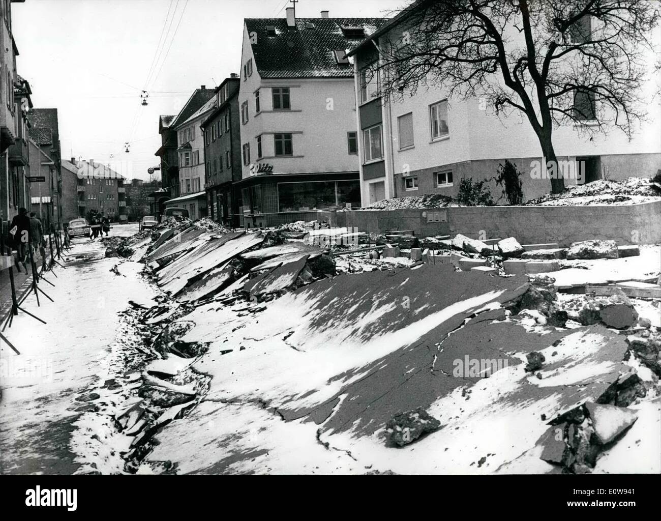 12. Dezember 1961 - die Erde öffnete ihren Boden... (Am 23. Dezember) als 28,500 Liter Benzin unter den Straßen von Kornwestheim bei Stuttgart explodierten. Das Benzin war aus einem beschädigten Bahntankwagen ausgefahren und in das unterirdische Abwassersystem tropft. Eine unterirdische Brandwelle durchzieht die kleine Stadt, als das Benzin Feuer ausbricht. Die Straße, die den Bahnhöfen am nächsten liegt, wurde in einer Entfernung von 50 Metern aufgebrochen, wie unser Bild zeigt. Schlepparbeiter we in der Kanalisation, als der Feuersturm ausbrach. Einer von ihnen wurde getötet, der andere havy verwundet. Stockfoto