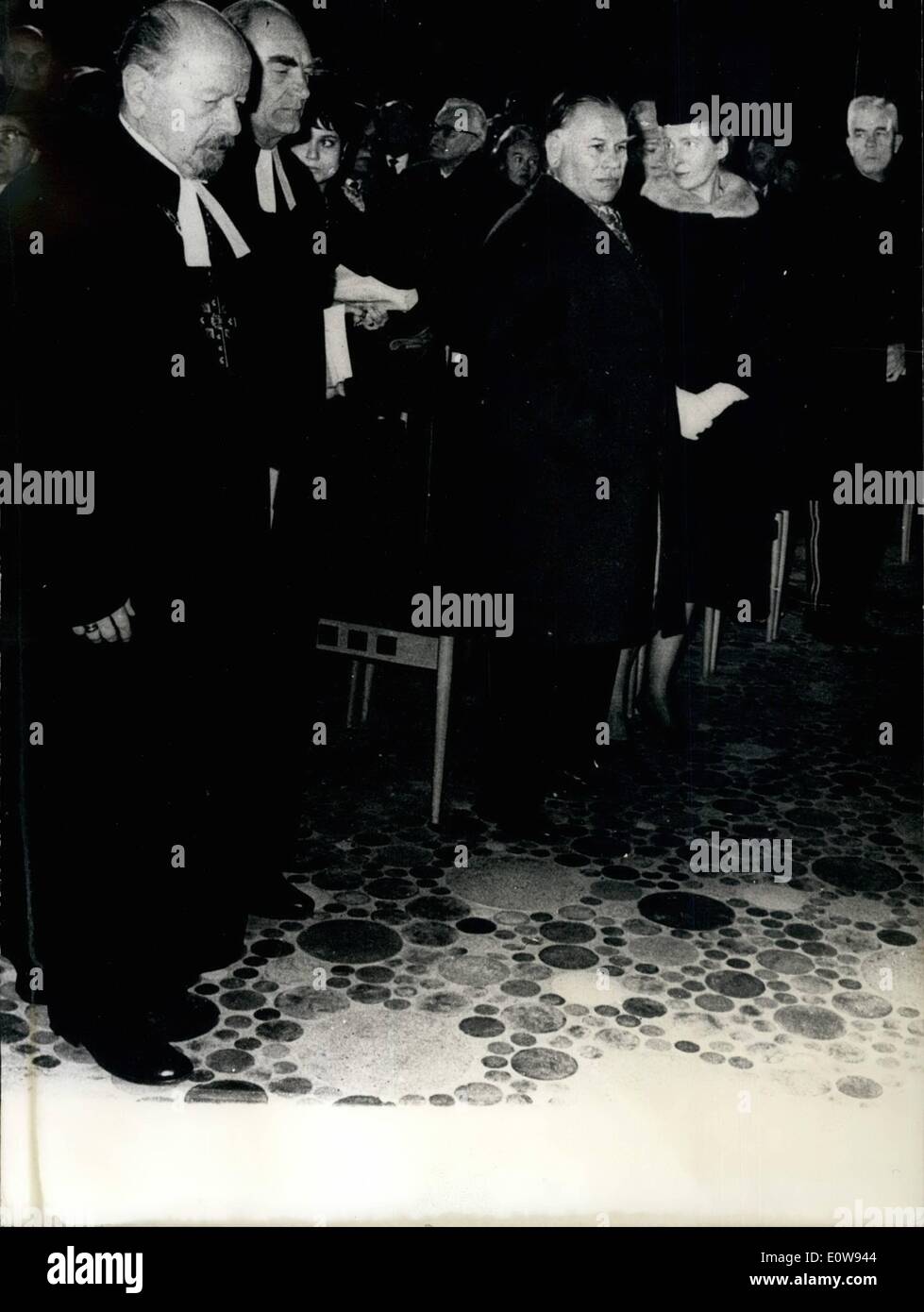 12. Dezember 1961 - Kaiser, Wilhelm-Gedliohtniekirohe Feierlioh Eingeweiht 18 Jahre Nach der Zerstdrung der Ereten Kaieer-Wilhelm-Geddahlniskiroho Yollsog Bieohof D.Dr.Otto Dibelius ('' OTTO DIBELIUS) Uhr d, Itten AdventewonAag (17.12.X961) Die Feierliohe Einweihuna der Kaiser-Wilhelm-Denkmal-Kirche eingeweiht, 18 Jahre nach der Zerstörung des ersten Kaiser-WilhelmMemorial-Kirche, die neue Gedächtniskirche eingeweiht wurde heute (17.12.1961) durch Bischof D.Dr.Christoph. Otto Dibelius (OTTO DIBELIUS). OPs:f.l.t.r.Bishop D.Dr.Christoph Otto Dibelius, der Rat - Ohairman der evangelischen Kirche in Deutschland, Prdses D Stockfoto