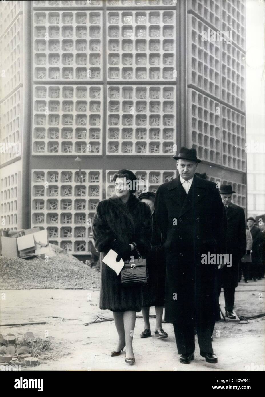 12. Dezember 1961 - Kaiser Wilhelm Memorial-Church eingeweiht 18 Jahre nach der Zerstörung des ersten Kaiser-WilhelmMemorial-Kirche, die neue Gedächtniskirche eingeweiht heute 417.1201961) durch Bischof D, Dr. Otto Dibeliue (OTTO DIBELIUS): der Chef des Hauses Hohenzollern (HOHENZOLLERN) Mumatia Prinz Louis Ferdinand von Preussen wurde auch vorgestellt. OPes Prinzessin Kyra und Prinz Louis Ferdinand von Preussen. Stockfoto