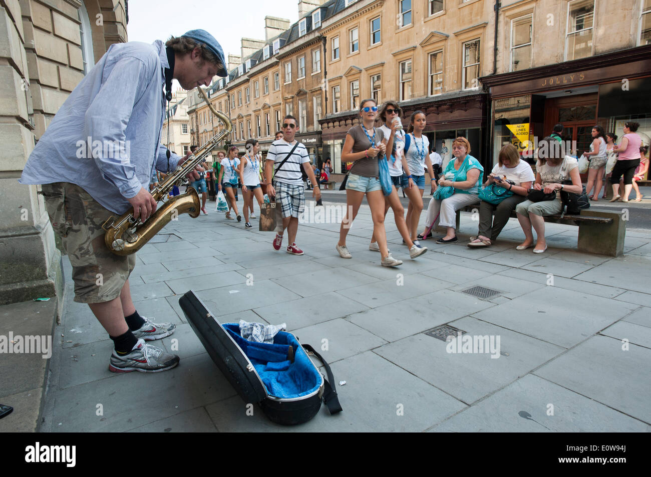 Straßenmusiker spielen Saxophon, Bath, Somerset, Südengland, England, Vereinigtes Königreich Stockfoto