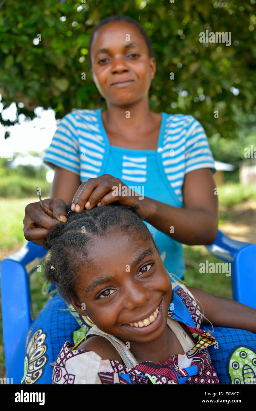 Mutter dabei ihre Tochter Haare, Nkala, Provinz Bandundu, demokratische Republik Kongo Stockfoto