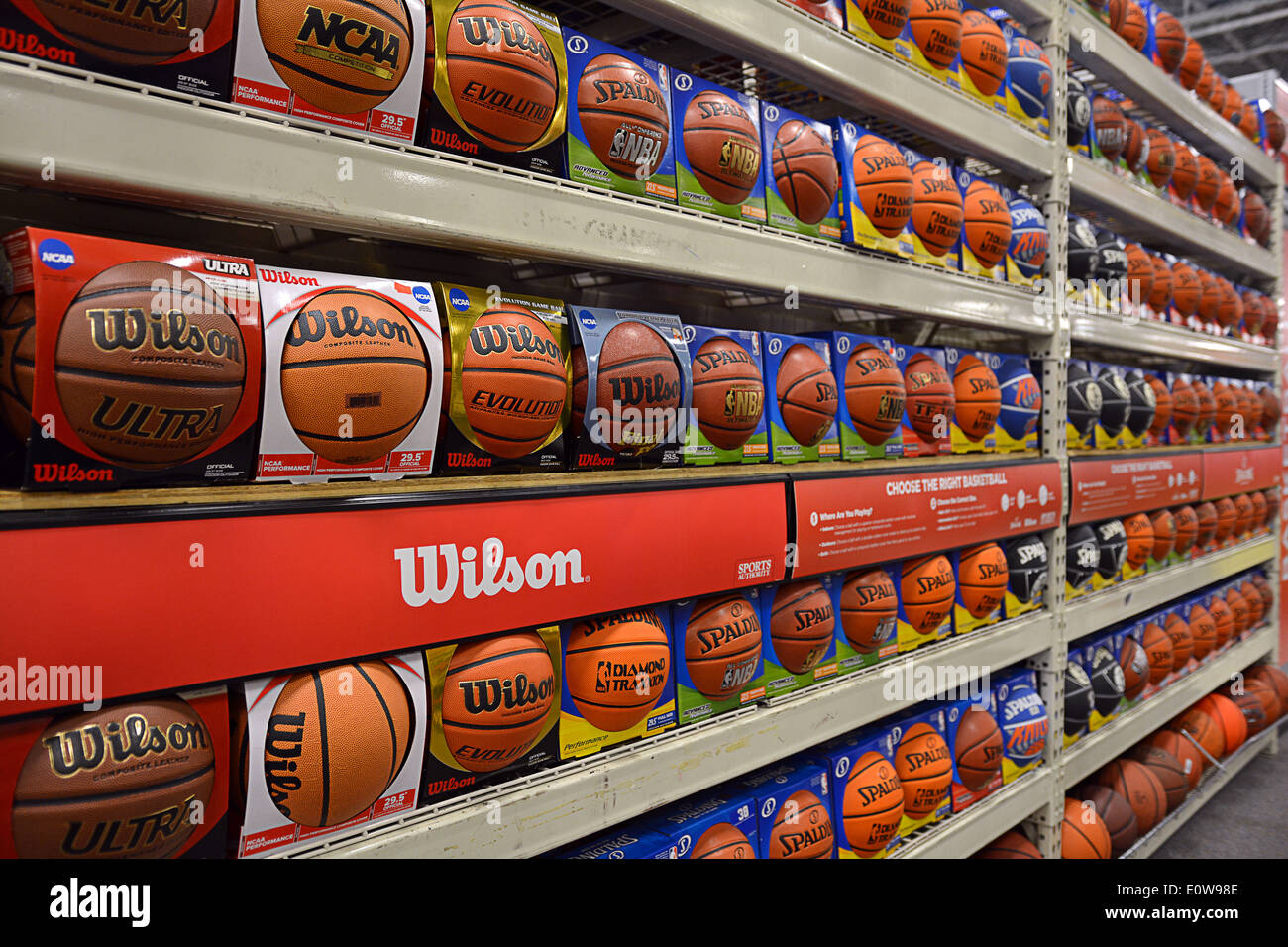 Basketbälle zum Verkauf an die Sports Authority in der Cross-County-Mall in Yonkers, New York Stockfoto