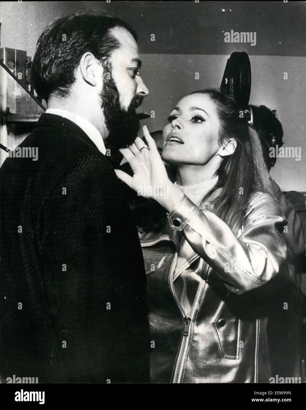 2. Februar 1962 - zufriedene eine Kunde seinen Bart von '' das schönste Mädchen der Welt '' überprüft hat. Schauspielerin Ursula Andress, ein Beauty-Salon für Männer in Bern geöffnet hat, setzt den Abschluss Strich eines Debitors Bart - Glückspilz. Stockfoto