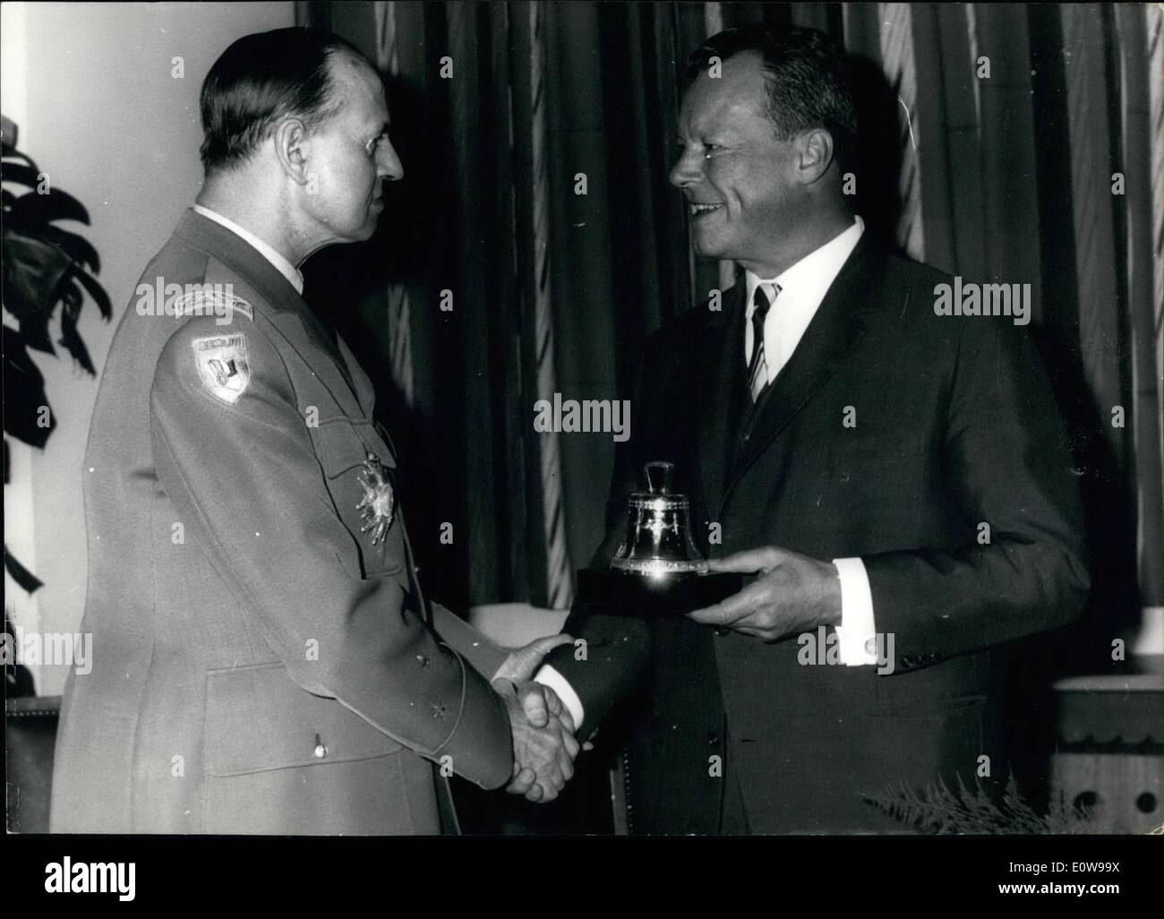 2. Februar 1962 - Farewell Reception des französischen Sektors Kommandant in Berlin: heute gab die EZB Bürgermeister von Berlin Willy Brandt eine Abschied-Rezeption für den französischen Sektor Kommandant general Jean Lacomme im Schonebrger Rathaus. Nach der Unterzeichnung des Berliner Goldenen Buch erhalten allgemeine Jean Lacomme eine silberne Republik der Freiheit Bell von der EZB Bürgermeister Willy Brandt (im Bild rechts) Stockfoto