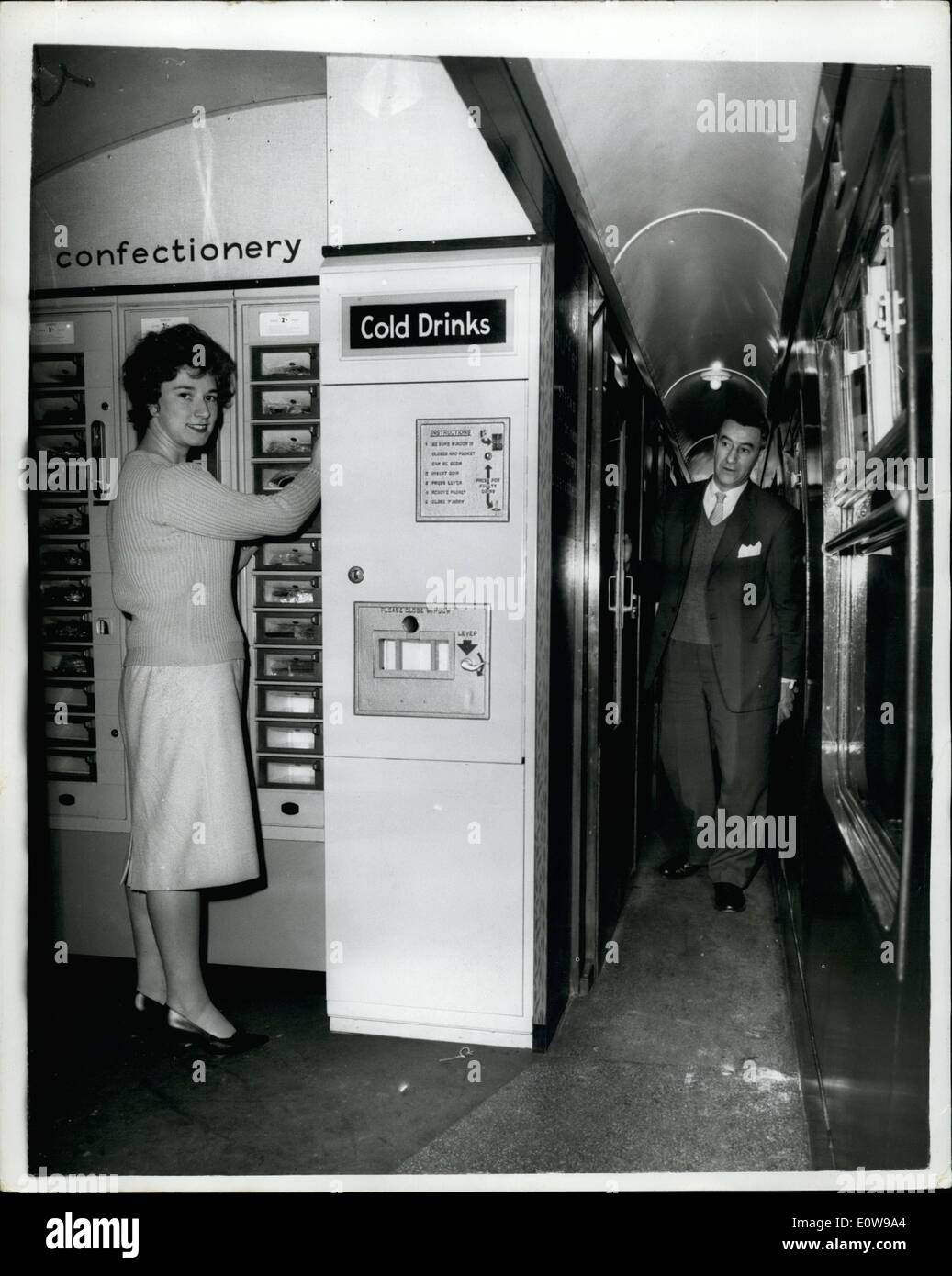 2. Februar 1962 - Automaten im Bahnhof Coach: British Railways am Paddingston Bahnhof heute einen Eisenbahn-Trainer ausgestattet mit Automaten für alkoholfreie Getränke, verpackte Lebensmittel und Zigaretten angezeigt. Diese Art von Trainer wird experimentell auf Reisen verwendet werden, die kein Buffet Auto garantieren. Foto zeigt Maureen Hartley, Hayes, Middlesex, ausprobieren eines Automaten im Bus, wenn es in London gezeigt wurde. Stockfoto