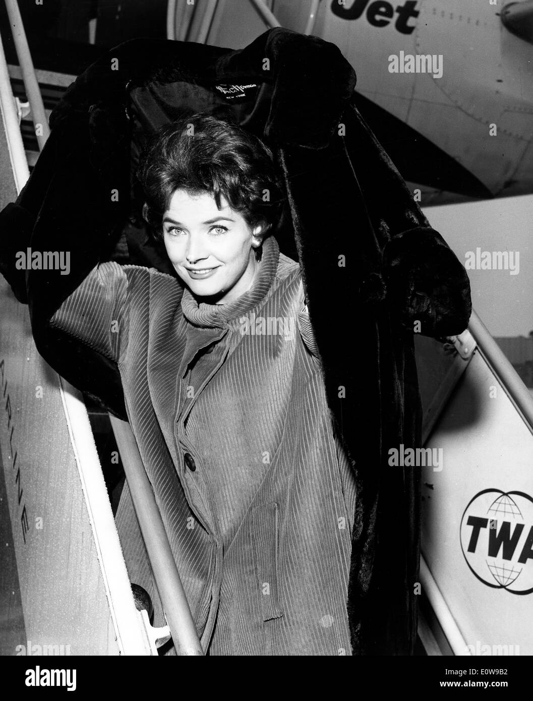 Schauspielerin Polly Bergen zu einen TWA Super Jet an Bord Stockfoto