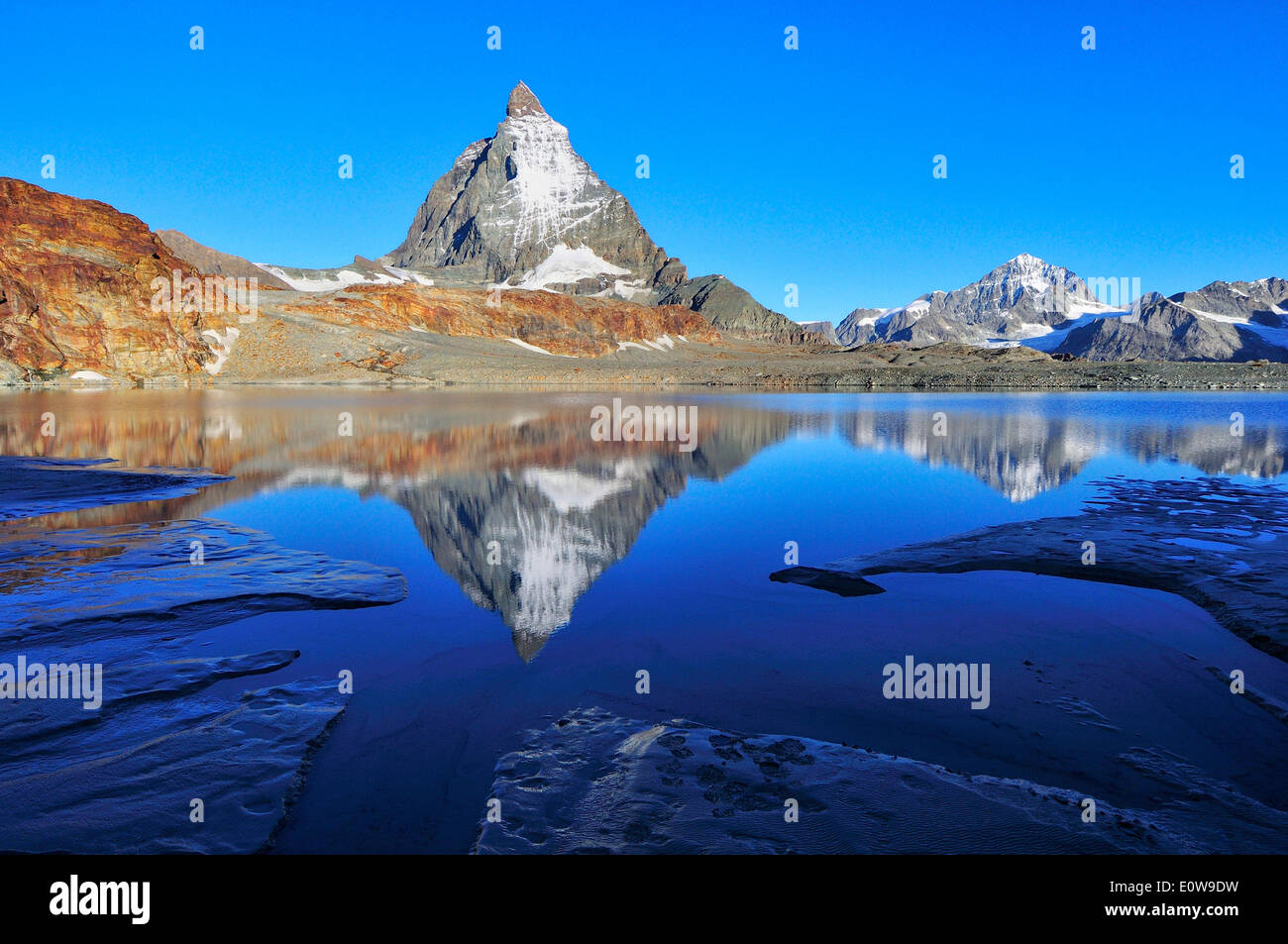 Matterhorn 4478 m, spiegelt sich in Theodulgletschersee Gletschersee, Zermatt, Kanton Wallis, Schweiz Stockfoto