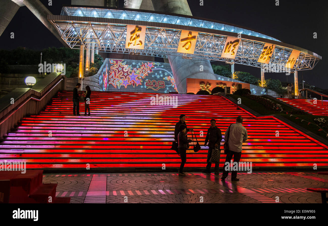 Beleuchtete Treppe des Oriental Pearl Tower, Shanghai, China Stockfoto