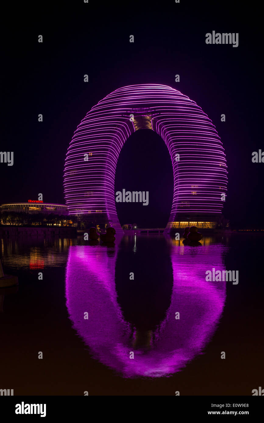 Sheraton Hot Spring Resort, in der Nacht mit Magenta Beleuchtung, Licht-Show, Huzhou, Zhejiang, China Stockfoto