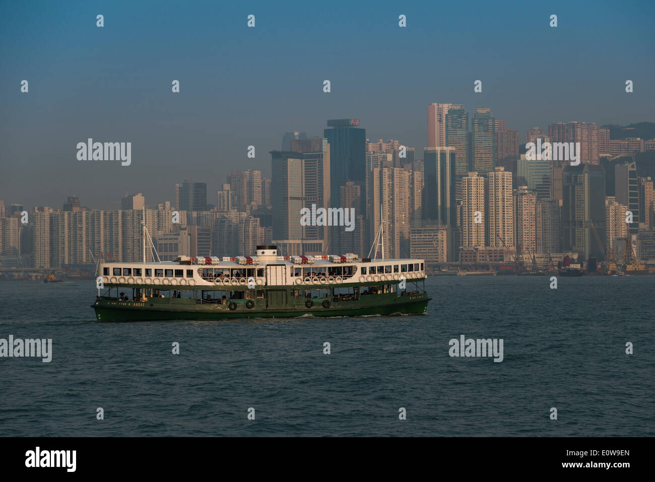 Fähre von Kowloon, Star Ferry, vor der Skyline von Hong Kong Island, Hongkong, China Stockfoto
