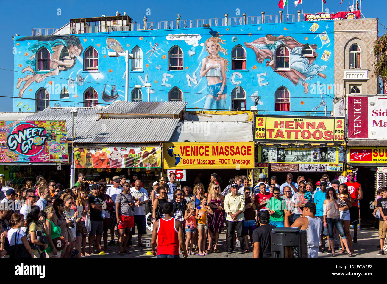 Menschen vor bemalte Fassade in Venice Beach, Los Angeles, California, Vereinigte Staaten von Amerika Stockfoto