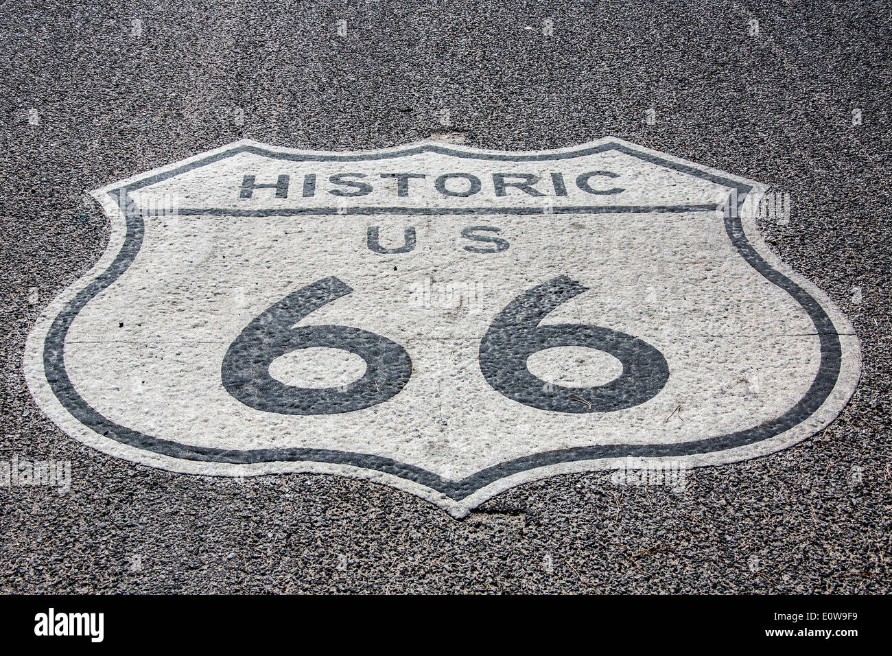 Route 66 Schild auf Asphalt, Kingman, Arizona, Vereinigte Staaten von Amerika Stockfoto