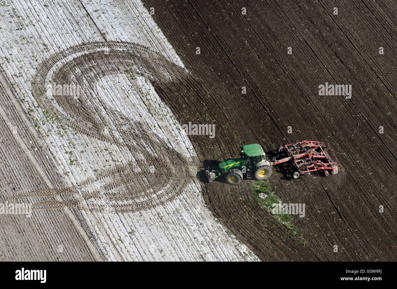 Landwirtschaftliche Arbeiten mit Acultivator, Luftaufnahme, Schleswig-Holstein, Deutschland Stockfoto