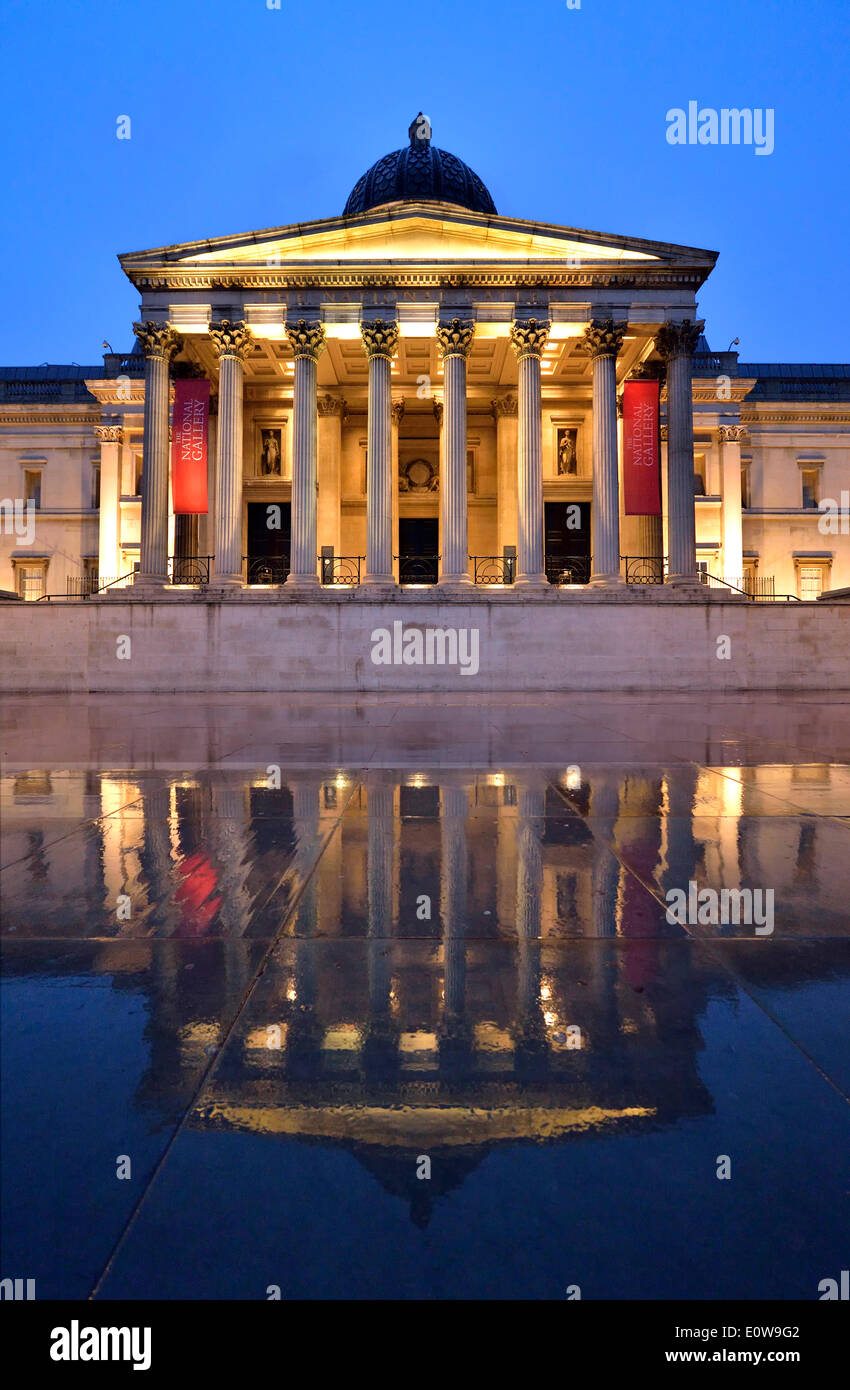 Reflexionen im Regen, National Gallery, blaue Stunde, Trafalgar Square, London, England, Vereinigtes Königreich Stockfoto