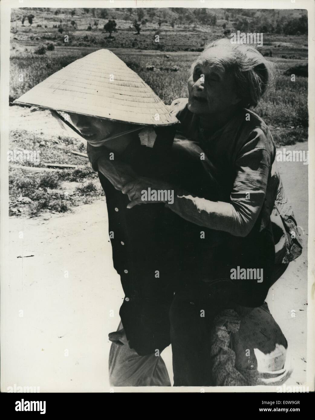 4. April 1962 - Vietnam Garnison erlebt nach hektischen Kampf was lässt sich beschreiben als eine kleine Dien Nien Phu, war kämpfte vor kurzem im Tra Bong Bereich als 600 Viet Congs Vorposten bei An Hoa, 330 Meilen angegriffen nordöstlich von Saigon in eine 4-Stunden verzweifelten Kampf in welche 38 Viet Congs getötet wurden, die Regierung Kräfte verloren 6 Tote und 18 Verletzte. Zu einem bestimmten Zeitpunkt der Schlacht abgefeuert Regierung Artilleristen 110 Muscheln aus ihren 155 mm Haubitzen Stelle blank an den Vietcong. Endlich geschafft Verstärkungen, entlasten die resignierte Garnison und die Reds in die Flucht Stockfoto