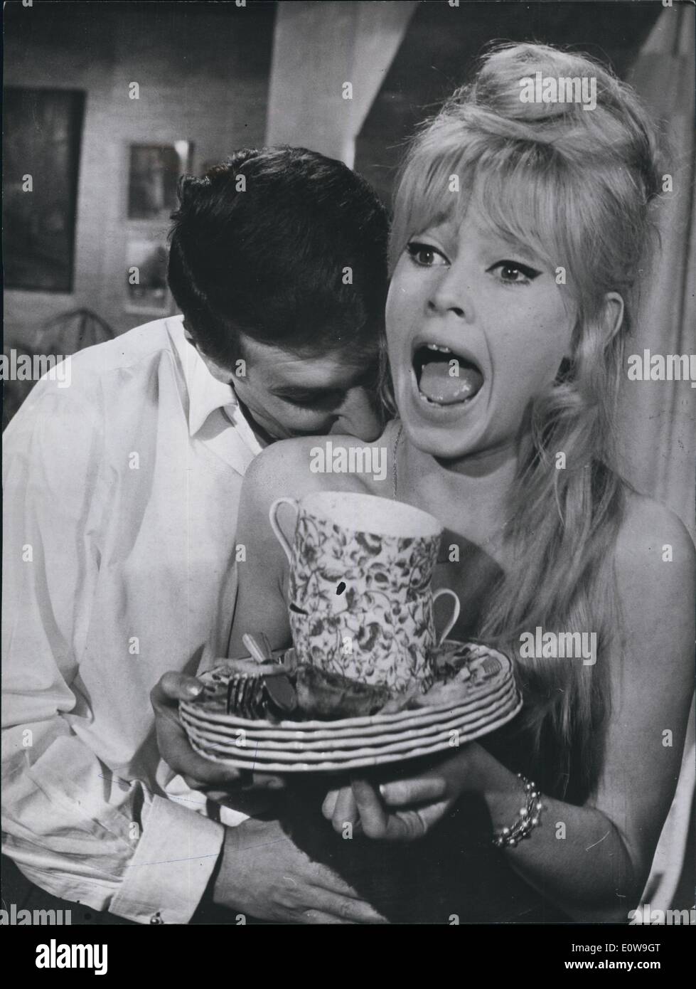 4. April 1962 - die letzten paar Parisien Szenen aus dem Film '' eines Kriegers Frieden,'' basierend auf Christiane Rochefort Roman, die Brigitte Bardot Sterne, abgeschlossen und das gesamte Team gegangen nach Florenz, wo der zweite Teil des Films gedreht werden. Unfall-Durin Stockfoto