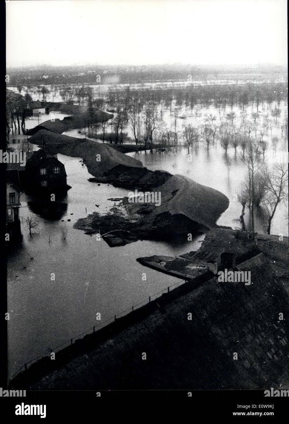 21. Februar 1962 - die Deiche von der "alten Heimat ''; wie der Obstgarten Hamburgs genannt wird, sind jetzt nur bestehen von beschädigten Teilen seit der Flut zwischen 16./17. Februar. Wie viele weitere Schäden werden es abzuwarten, nachdem das Wasser gegangen ist. Stockfoto