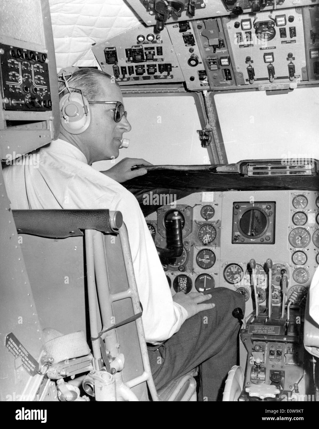 Prinz Philip fliegt ein Flugzeug auf seiner Südamerika-Tournee Stockfoto