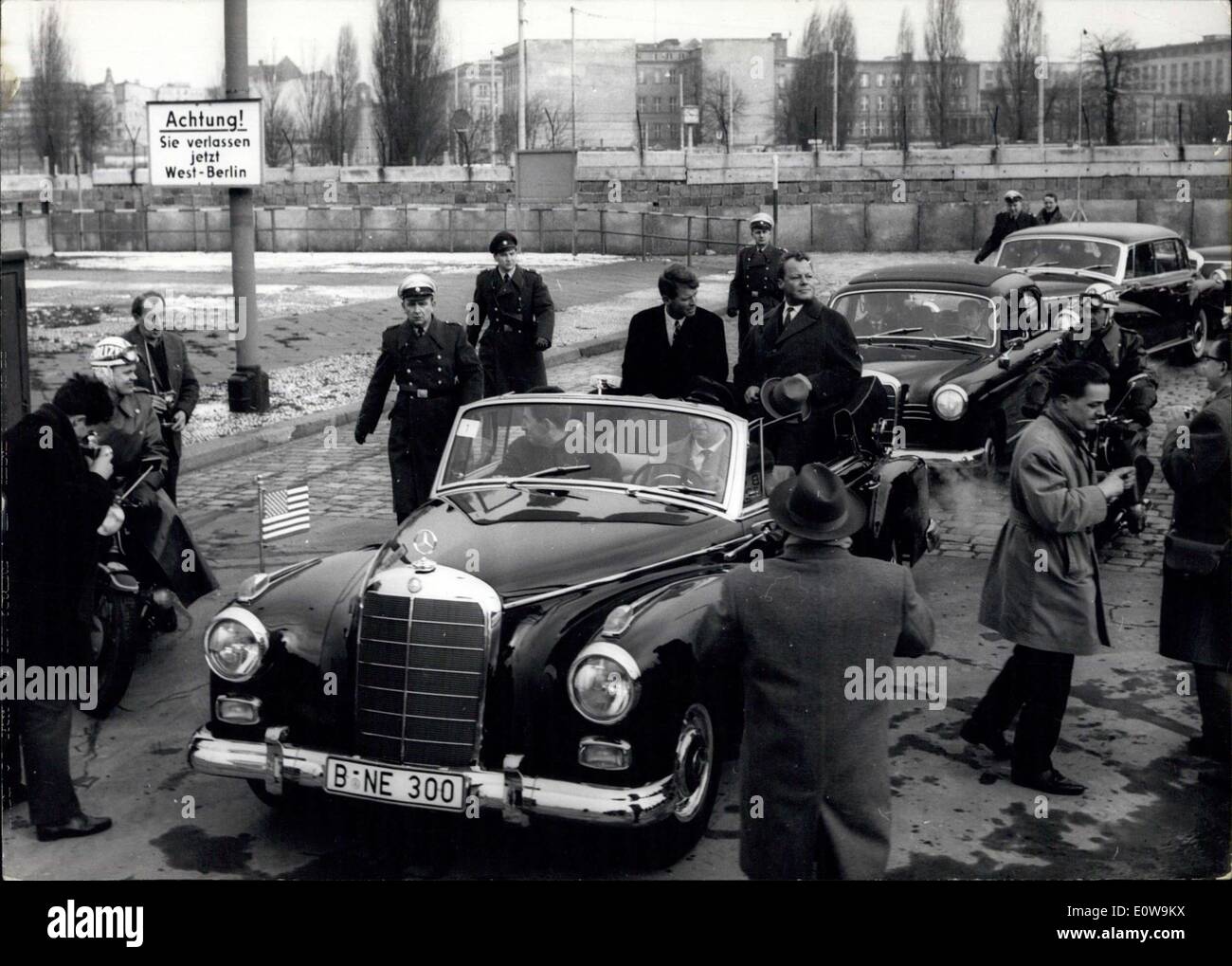 22. Februar 1962 - Kennedy in West-Berlin - OPS: vor die Wand am Potadamer Platz im Auto links Kennedy und rechts die EZB Bürgermeister Willy Brandt. Stockfoto