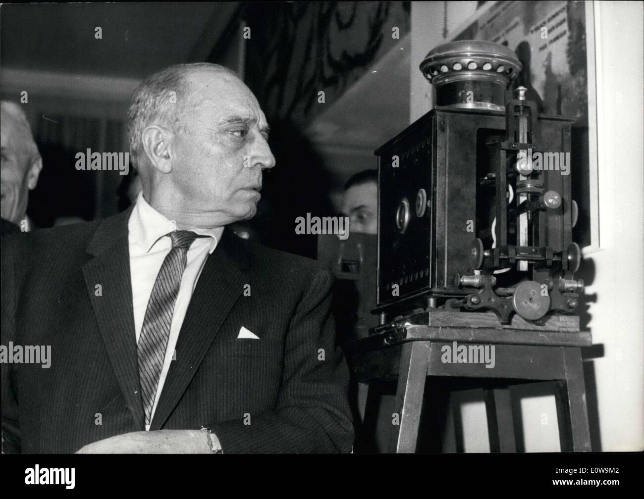 23. Februar 1962 - Buster Keaton mit der Lumi? re Brüder Film-Projektor Stockfoto