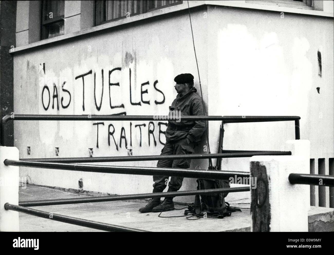2. März 1962 - sind dargestellt durch die Graffiti an dieser Hauswand in Algers Vorfälle von Gewalt nicht trotz der Waffenruhe aufgegeben. Stockfoto