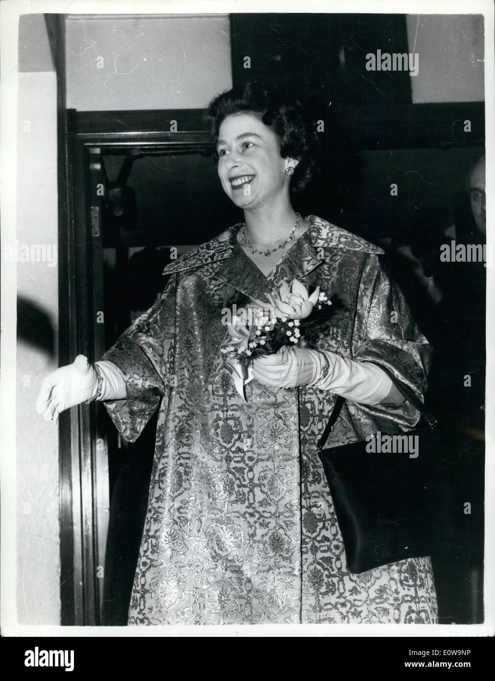 3. März 1962 - Queen Elizabeth besucht die Premiere des französischen Theaters Festival am Piccadilly Theater: HM Königin Elizabeth heute Abend besuchte die Premiere von Anouilh Einladung Au Chateau am Piccadilly Theatre. Foto zeigt H.M die Königin bei ihrer Ankunft am Piccadilly Theater heute Abend abgebildet. Stockfoto
