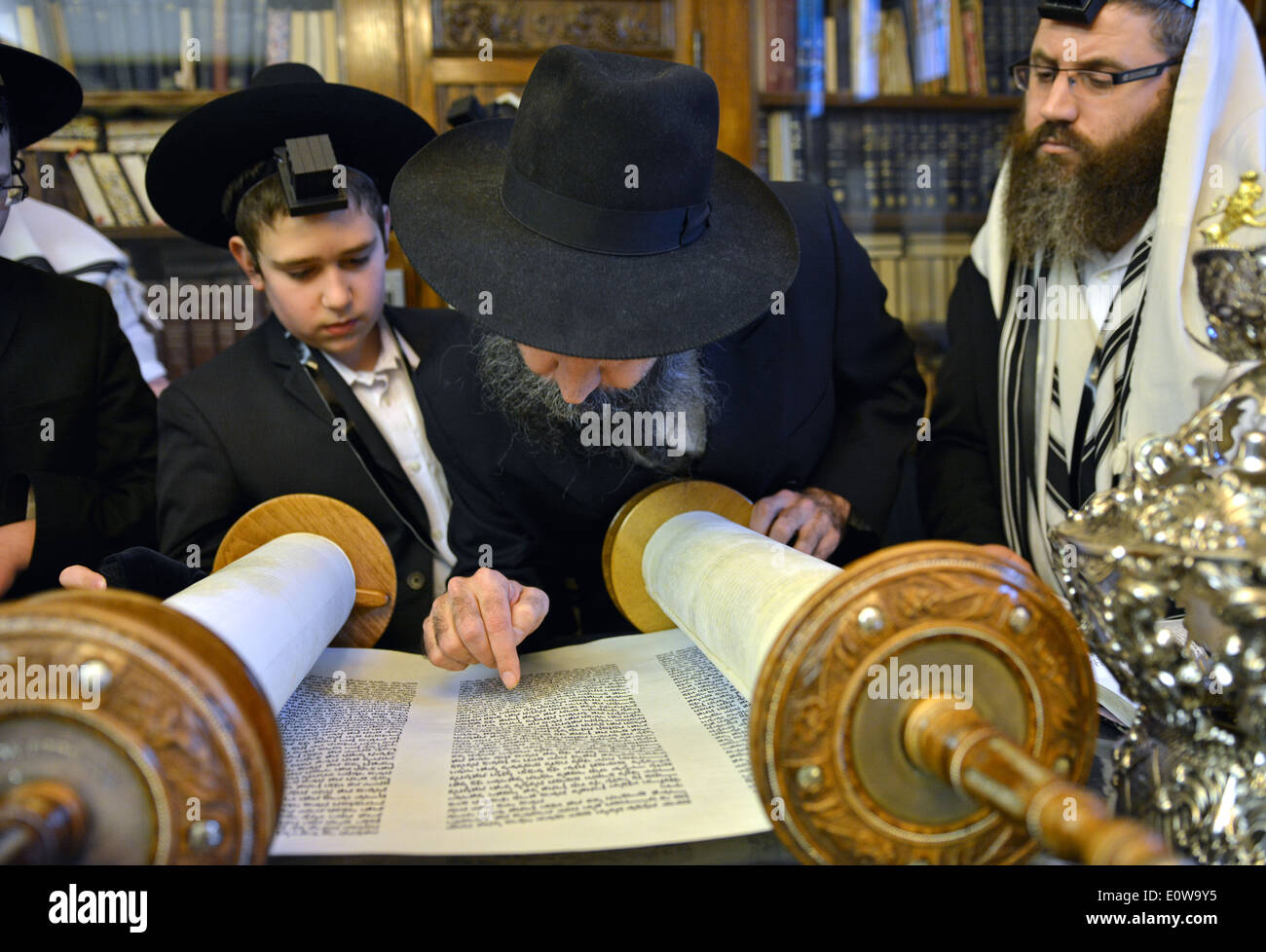 Wochentag morgens in der Rebbe Büro Dienstleistungen. Junge aufgefordert für seine Bar Mizwa die Thora. Crown Heights, Brooklyn, New York. Stockfoto