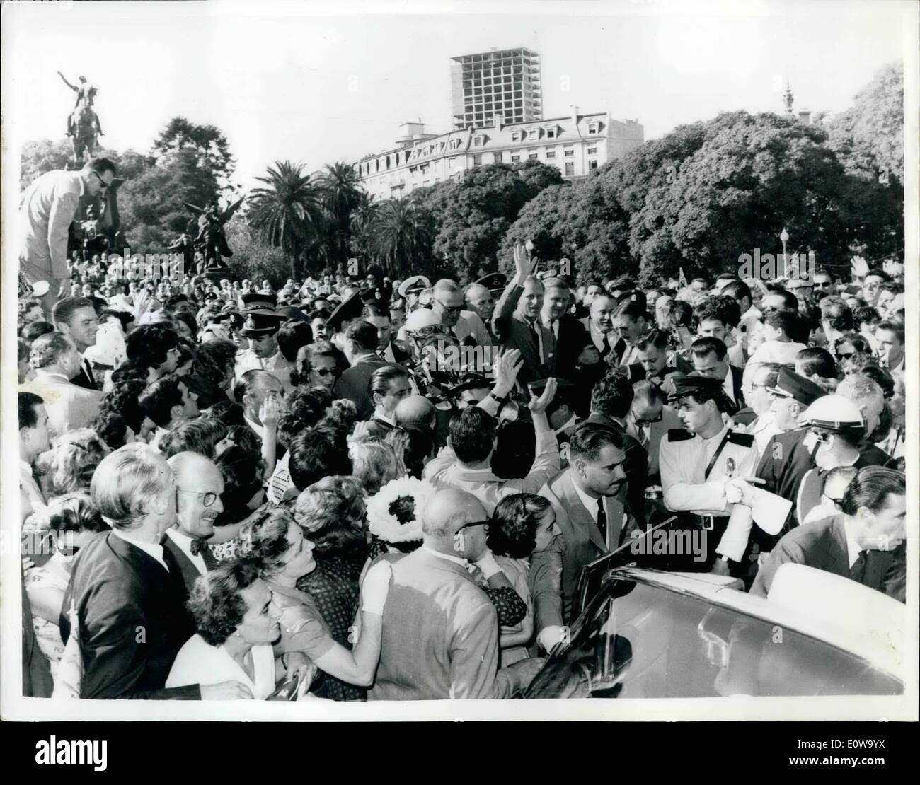 3. März 1962 - Prinz Philip Tour in Südamerika: Foto zeigt Prinz Philip verschlungen durch die Menge die Hindernisse brach, als er einen Kranz an der Statue von General San Martin in Buenos Aires, Argentinien, vor kurzem während seiner Südamerika-Tournee legte. General San Martin, bekannt als "Der Befreier", führte der argentinischen Streitmacht die überquerte die Anden im Jahre 1817 und half, um Chile und Peru zu befreien. Stockfoto