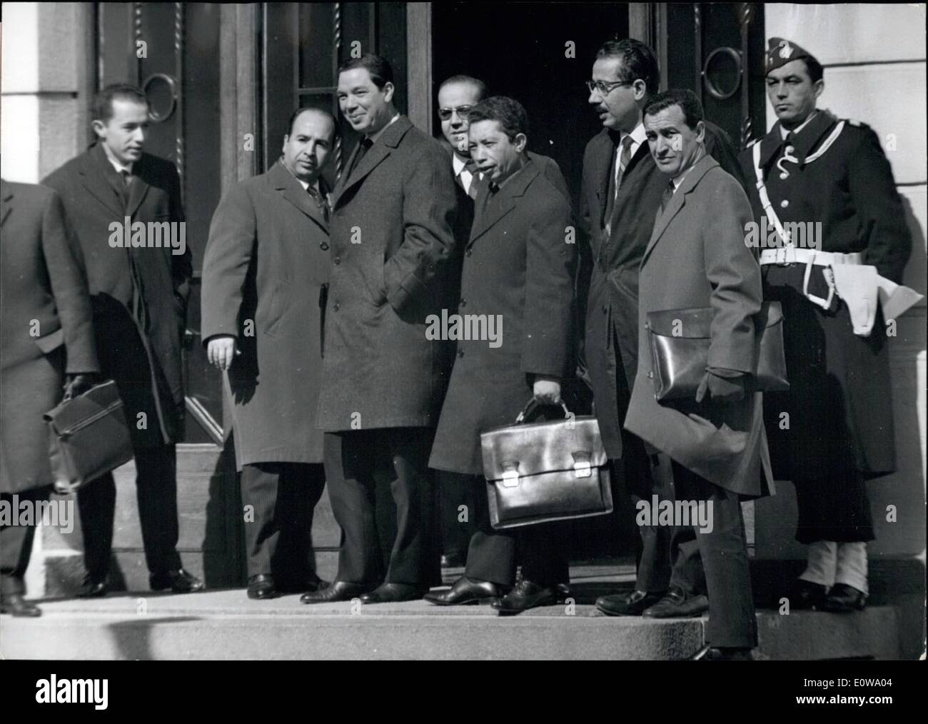 3. März 1962 - provisorische Regierung der algerischen Republik Vertreter: Ben Yahia, Belkacem Krim, Ben Mo, Ben Tobbal, Malek & Yazid. Jagdmuseum in München. Ausstellung über Pistolen. Stockfoto