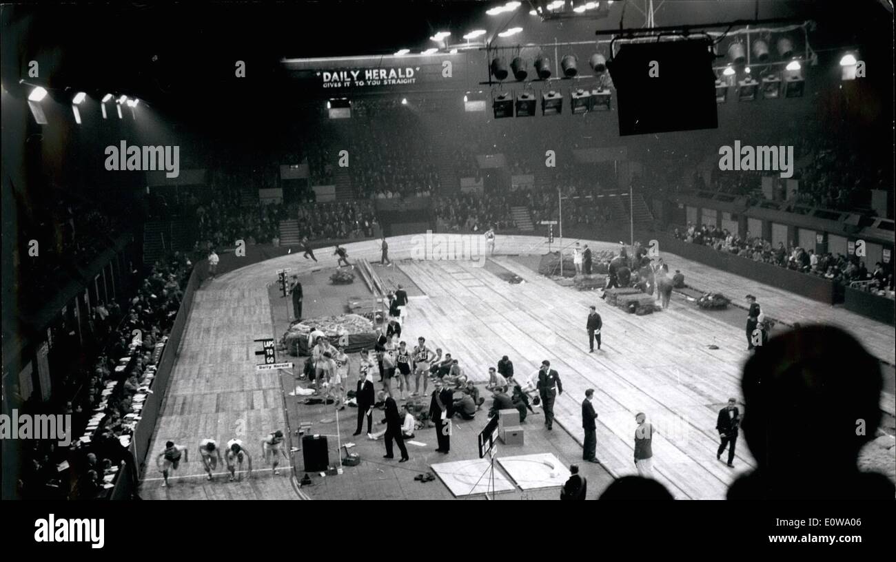 3. März 1962 - Großbritanniens ersten Welt Klasse Indoor Track treffen gestern Abend: Großbritanniens ersten Welt indoor Leichtathletik Event der Extraklasse - die Leichtathletik-Treffen von überregionalen Zeitung gesponsert wurde in der vergangenen Nacht in Wembleys Empire Pool. Foto zeigt ein Staffellauf im Wembley-Stadion gestern Abend beginnt. Stockfoto