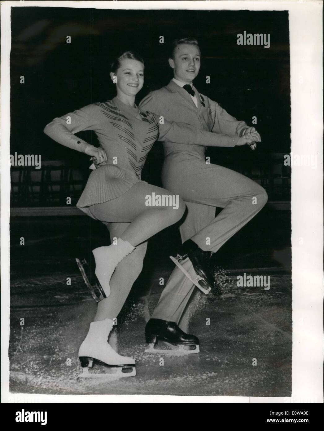 3. März 1962 - Paare tschechischen Bruder und Schwester TEAM gewinnen die TOE-DANCE Titel IN Prag die tschechoslowakische Bruder und Schwester-Team von PAVEL a000 schob EVA ROMAN aus den Favoriten, den CanaAian ein A Französisch, um die Welt-Eis Aancing Wettbewer Gue zu gewinnen. Foto zeigt: Champions im Eis Aanoe paar Wettbewerb, im Begriff in Prag Stockfoto