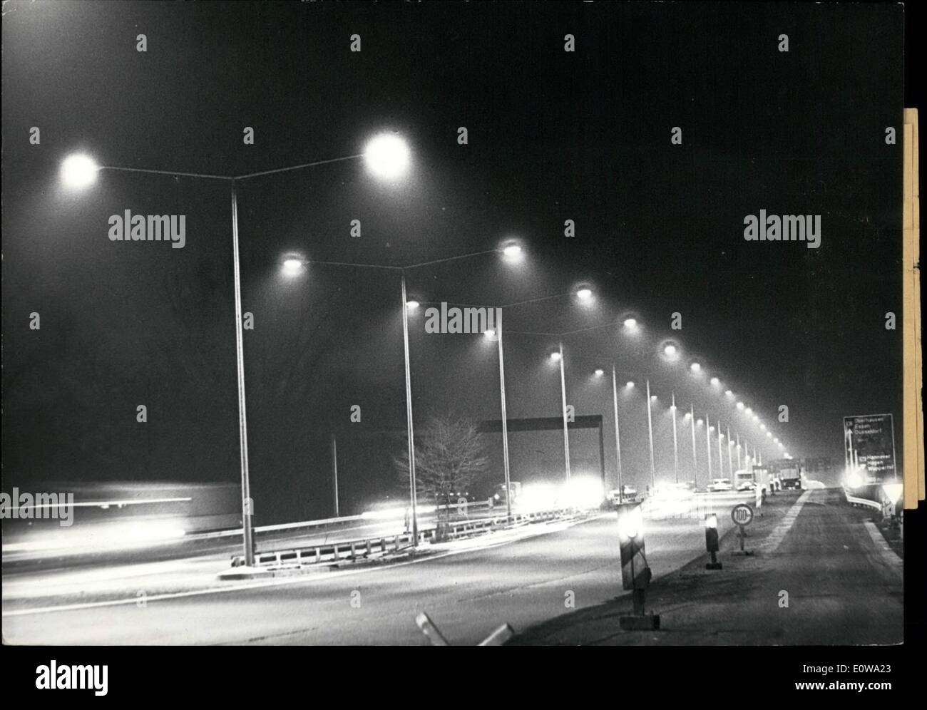 3. März 1962 - beleuchtet '' Autobahn'' in Deutschland die erste... Dr. Seebohm, Minister für Verkehr der Bundesrepublik Deutschland - am 14. März 1962 - schaltet die Beleuchtung des '' Autobhan'' zwischen Köln und Leverkusen. Etwa 50.000 bis 60.000 Autos passieren täglich die 5 Meilen lange Teil und diese voll '' Deutschlands '' schnelle Autobahnen '' zu beleuchten. PS: Ein Teil der "Autobahn", in diesem Fall '' Quecksilber (Merkur) - Dampf-Licht auf einem Mast zu verdoppeln. Stockfoto
