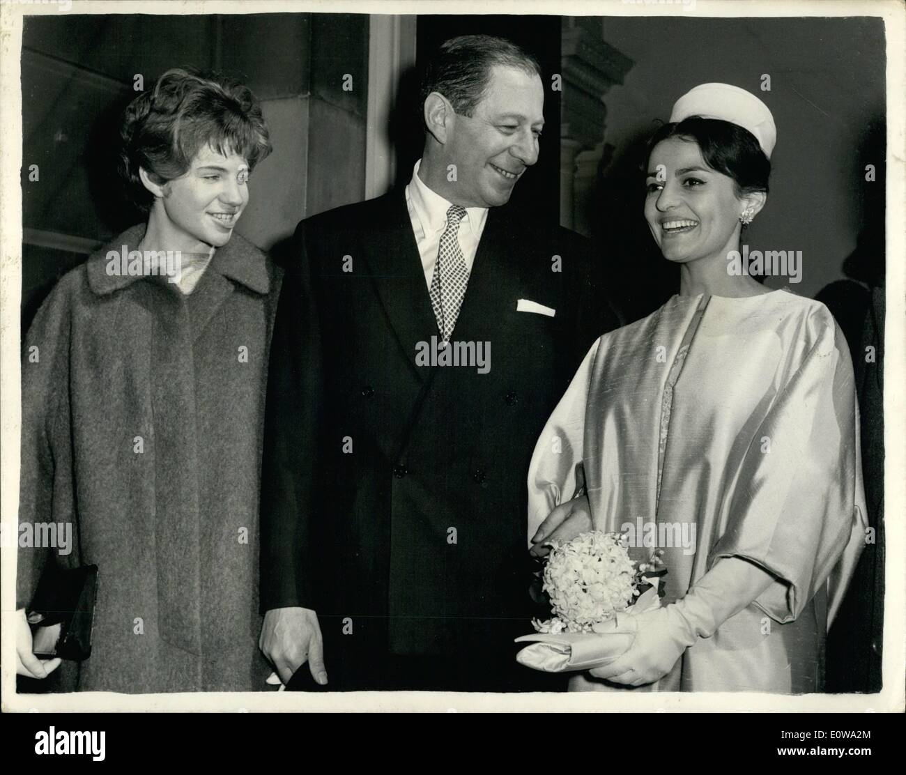 3. März 1962 - heiratete Labor MP heiratet irakischen Erbin Harold Lever, 48, Arbeits-Wartungstafel für Manchesters Cheetham Division, irakischen Erbin Frau Diane Zilkha, 25, in der Westminster-Synagoge. Es ist seine dritte Ehe. Foto zeigt:-das Paar mit der Bräutigam 15-j hrige Tochter aus einer früheren Ehe, Judith. Stockfoto