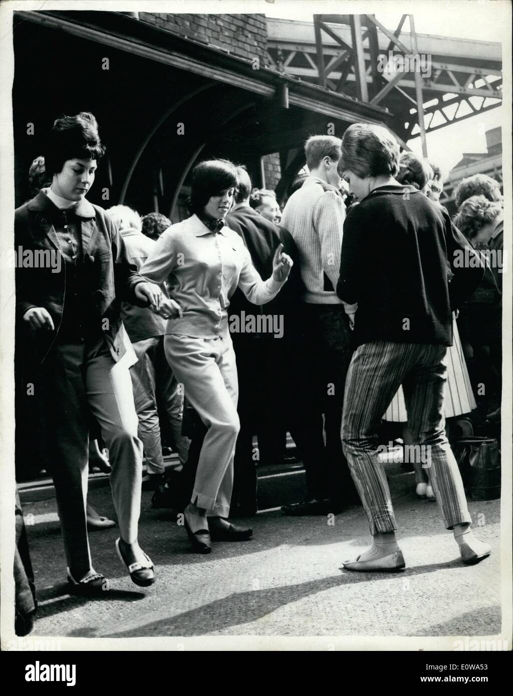 4. April 1962 - alle an Bord für den Jive spezielle 500 Mitgliedern des, 59 Club of Eton College Mission, Hackney Wick verließ heute Morgen vom Bahnhof Stratford entfernt für Clacton am Meer für einen Tagesausflug. Musik-Equipment hatte im Zug eingerichtet, so dass sie auf der Plattform und während der Fahrt jive konnte. Foto zeigt: Mitglieder des Clubs tanzen an der Station, bevor der Zug heute verlassen. Stockfoto