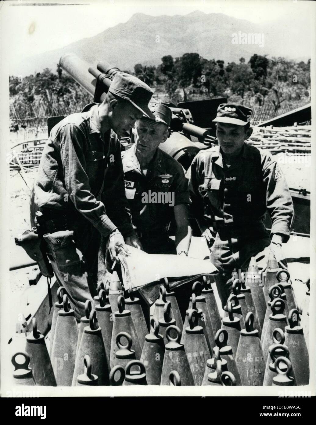 4. April 1962 - Vietnam Garnison nach hektischen Schlachten mit Viet Cong. entlastet: was als eine kleine Dien Bein Phu beschrieben werden können wurde gekämpft vor kurzem im Bereich Tra Bong 600 Viet Congs angegriffen Vorposten bei An Hoa, 30 Meilen nordöstlich von Saigon in eine 4-Stunden verzweifelten Kampf in welche 38 Viet Congs getötet wurden. die Regierungstruppen verloren 6 Tote und 18 Verletzte. Zu einem bestimmten Zeitpunkt der Schlacht feuerte Regierungstruppen 110 Granaten von 155mm Haubitzen Punkt an die Viet Congs schwarz. Endlich geschafft Verstärkungen, entlasten die belagerten Garnisonen und die Reds in die Flucht Stockfoto