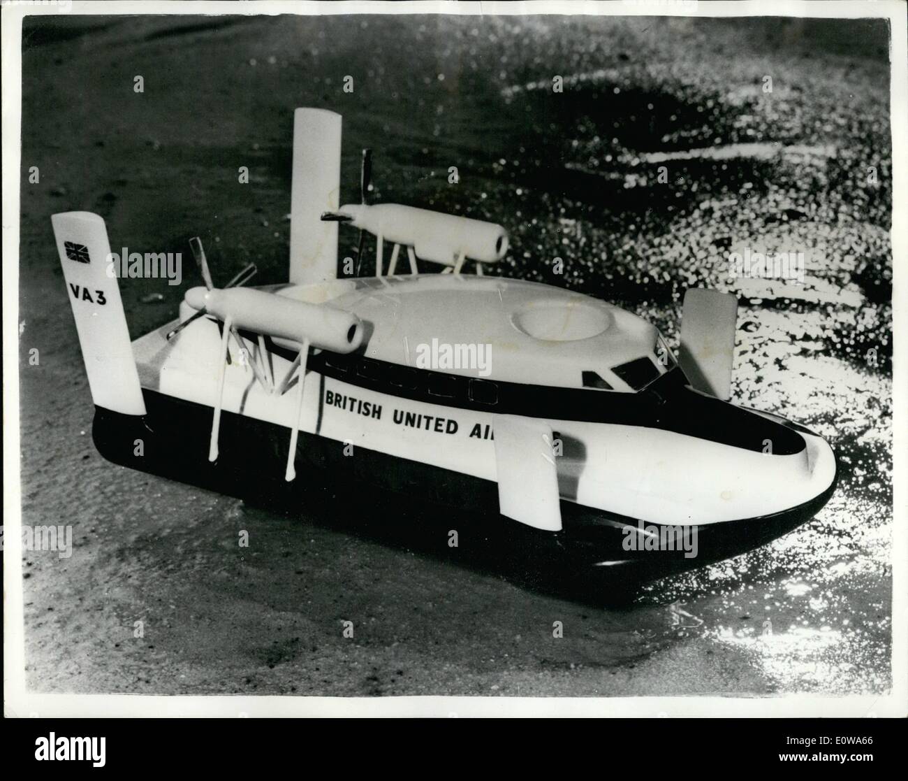 4. April 1962 - planen zuerst Hovercraft Service für Juli geplant: British united Airways wollen die Va-3 Hovercraft auf ersten Liniendienst Welten von der ''-'' Luftkissenfahrzeug zwischen Hoylake und Rhyl im Juli von diesem ja. Der Dienst wird von Bua in Zusammenarbeit mit Vickers-Armatring (South Marston) begrenzt, Macher des Handwerks betrieben. Foto zeigt ein neues Modell des Luftkissenfahrzeuges Vickers Va-3 in der Lackierung des Bua. Stockfoto